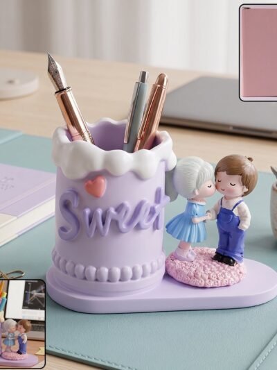Cute Couple Pen Holder � Adorable Resin Desk Organizer & Showpiece