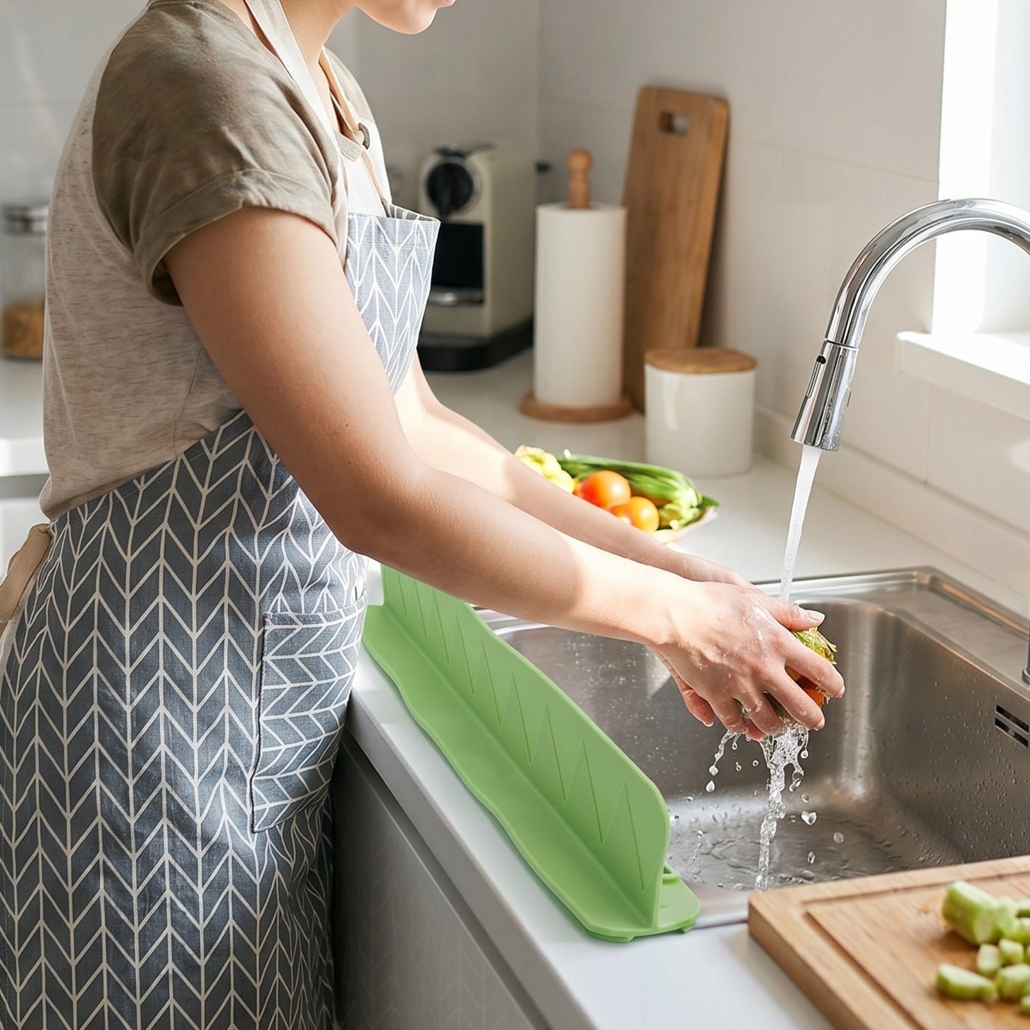 Kitchen Sink Splash Guard � Flexible Silicone Barrier for Countertop